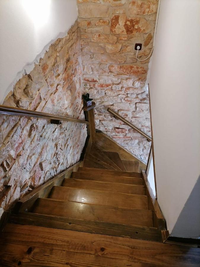 Mala Kuca Sa Velikim Grijanim Bazenom Antonio Villa Sisan Exterior photo