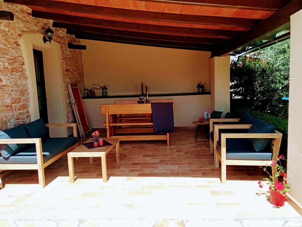 Mala Kuca Sa Velikim Grijanim Bazenom Antonio Villa Sisan Exterior photo