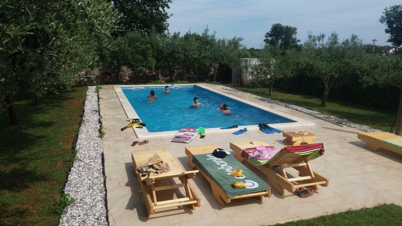Mala Kuca Sa Velikim Grijanim Bazenom Antonio Villa Sisan Exterior photo