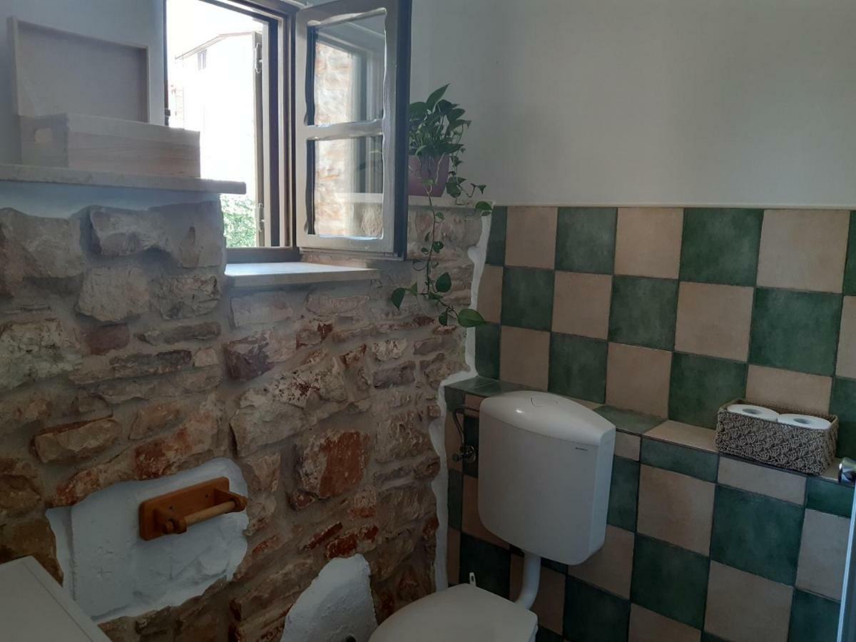 Mala Kuca Sa Velikim Grijanim Bazenom Antonio Villa Sisan Exterior photo