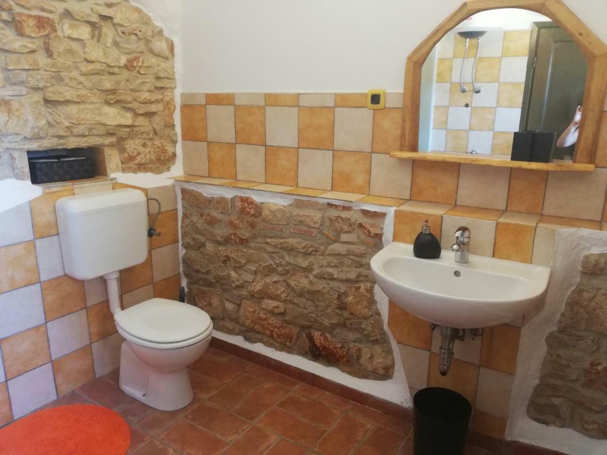 Mala Kuca Sa Velikim Grijanim Bazenom Antonio Villa Sisan Exterior photo