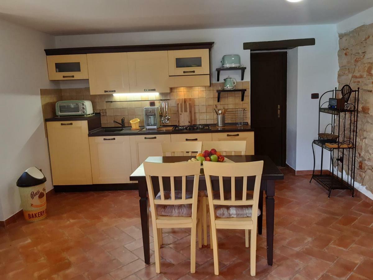 Mala Kuca Sa Velikim Grijanim Bazenom Antonio Villa Sisan Exterior photo